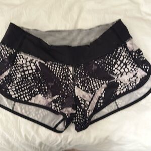 Lululemon Speed Short Black and White Printed Nude interior brief Size 8 EUC